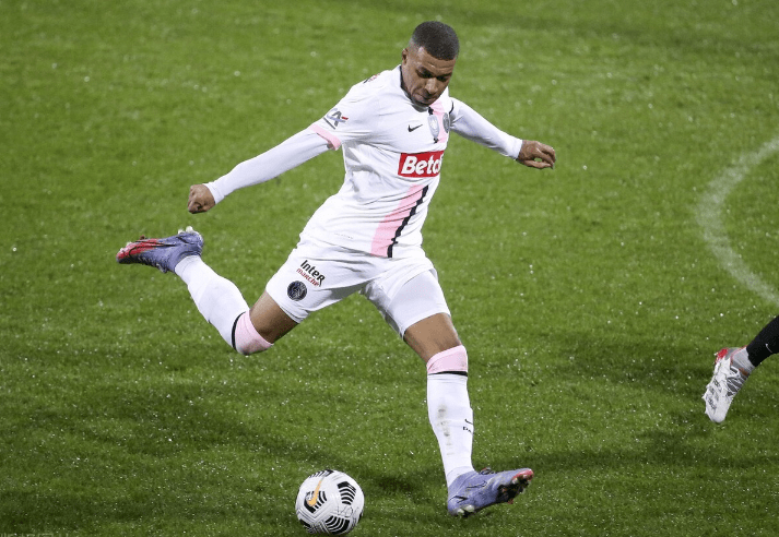 罗马发布备战花絮，赛前迎来里程碑，法国杯任务艰巨，医务组通报恢复 